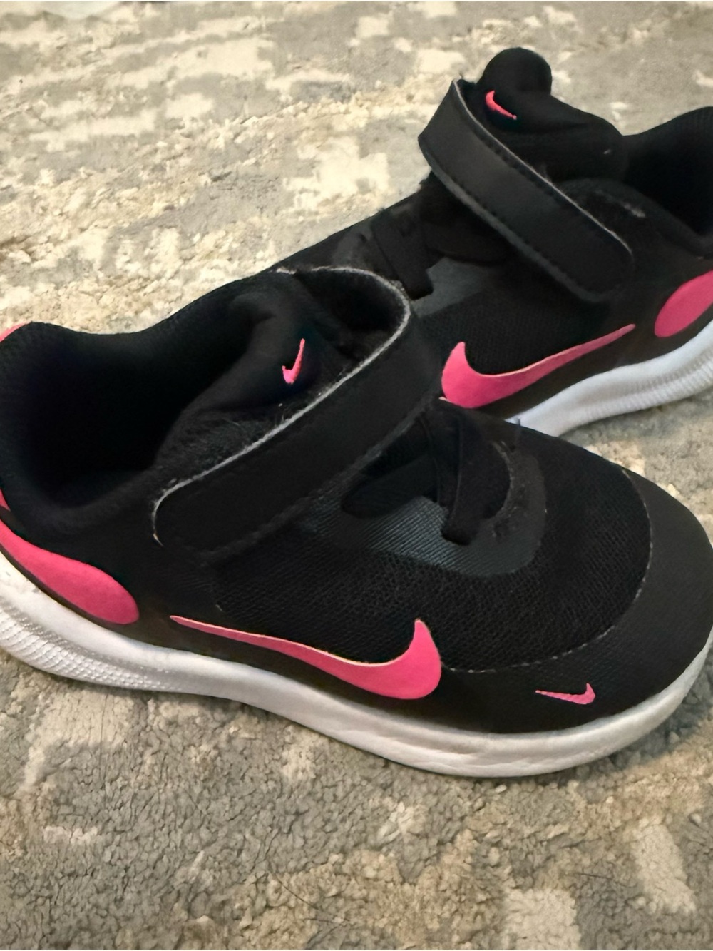 Nike Revolution 7 Black/White/Hyper Pink Running Shoe Sz 7
